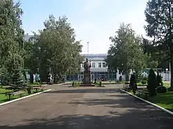 Сквер у проходной завода с памятником И. Красюку