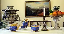 Самовар на столе в столовой