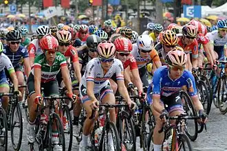 В первых рядах пелотона в майке чемпионки США на гонке Ля Курс бай ле Тур де Франс, 2015