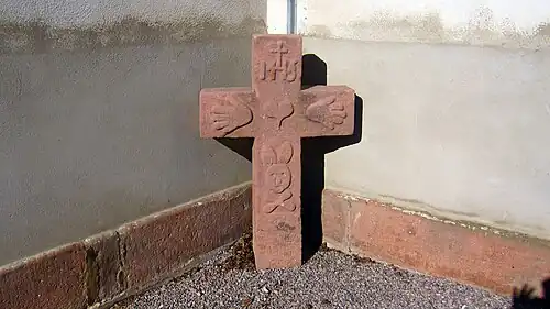 Крест возле церкви Сент-Орели