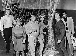 «Земля великанов[англ.]» (1968—1970). Слева направо: Дон Мэтисон[англ.], Хизер Янг[англ.], Курт Казнар, Дианна Ланд, Гэри Конуэй и Дон Маршалл[англ.].