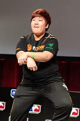 Leenock исполняет танец в духе Gangnam Style на 2012 MLG Summer Championship — свой фирменный победный жест