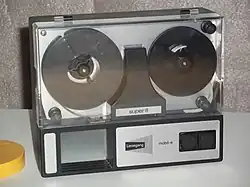 Кинопроектор со встроенным экраном