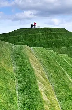 Life Mounds at Jupiter Artland[англ.], Шотландия; арх. Чарльз Дженкс