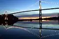 Вид на мост и его отражение в воде на закате (2002 г.)