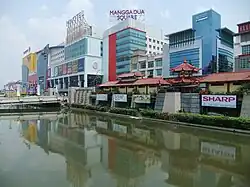 Чиливунг в черте Джакарты, в одном из центральных районов города