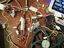 При помощи переходников-адаптеров можно обеспечить питанием необходимые компоненты компьютера, например множество корпусных вентиляторов...