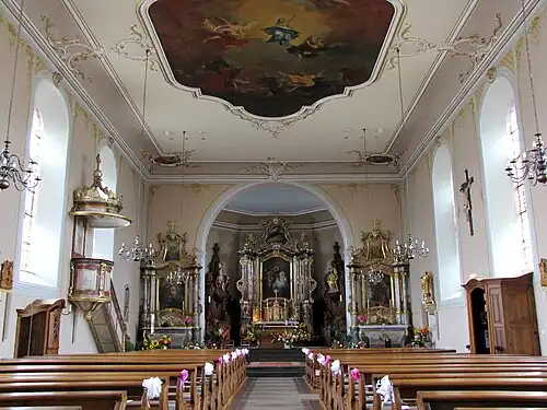 Интерьер, вид на алтарь