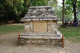 Памятник археологу в Чьяпасе