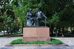 Памятник Н. К. Крупской и В. И. Ленину на улице Крупской
