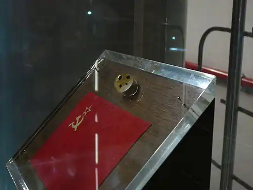 Флаг СССР, побывавший на Луне на борту «Орла», и чуть выше — ёмкость с лунным грунтом, привезённым «Аполлоном-11» и подаренным Советскому Союзу американцами. Экспонируются в Мемориальном музее космонавтики у станции метро ВДНХ в Москве