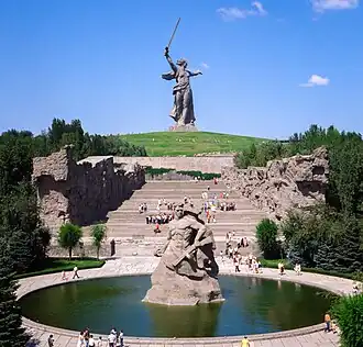 Мамаев курган с монументом «Родина-мать зовёт!» и скульптурой «Стоять насмерть!», 1984