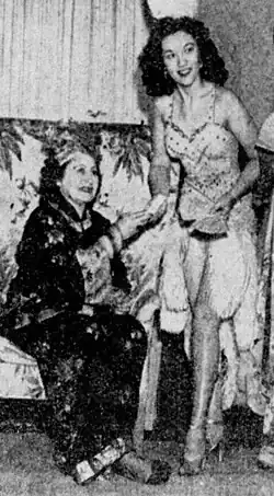 С матерью, Мартой Дэй (слева), на костюмированной вечеринке в пользу Хадассы. 1952.