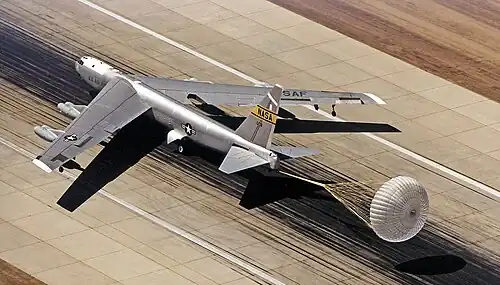 Испытания парашютной системы «Спейс шаттл» при посадке на бетонную полосу