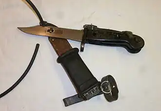 Использование ножен вместе со штык-ножом при перекусывании