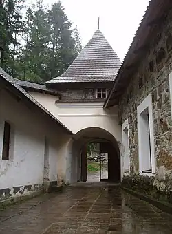 Надвратная башня юго-восточного входа в монастырь. Слева видны монашеские кельи, справа&nbsp;— трапезная. (фото 2007&nbsp;г.)