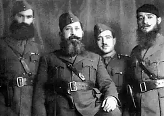 На фото — второй слева.