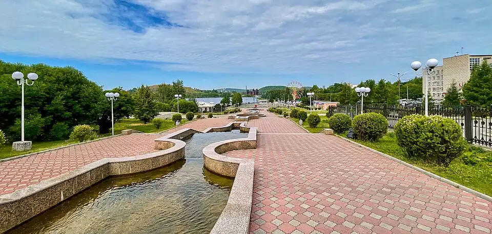 Аллея в парке Бондина