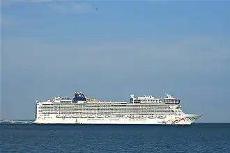 Norwegian Epic  проходит Calshot Spit в Соленте