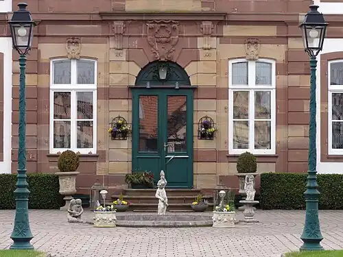 Шато: вход в здание