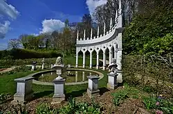 Экседра в «Саду рококо Пейнсвика» (Painswick Rococo Garden). 1740-е гг. Пейнсвик-хаус (англ.), Глостершир, Великобритания