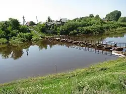 Река Омь, правый берег, понтонный мост.