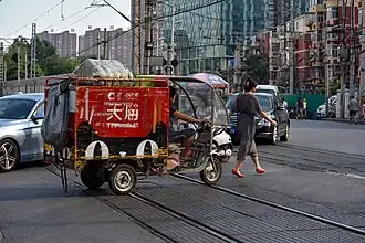 Курьер с логотипом Best Express