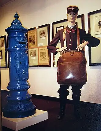 Почтальон возле почтового ящика