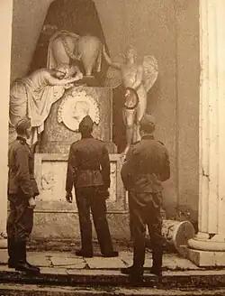 Немцы у памятника в 1942 году