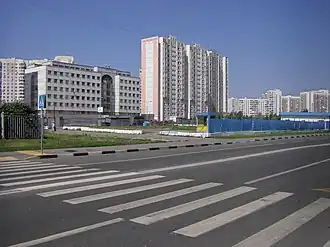 Восточная сторона Перервинского бульвара;здания на западной стороне бульвара:поликлиника № 9 и жилой дом