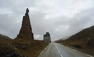 Хоспис на перевале Малый Сен-Бернар и памятник Святому Бернарду из Ментона