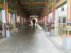 По колонным галереям вокруг храма может пройтись слон