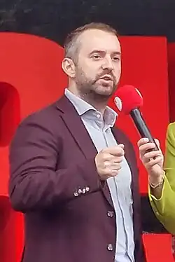 Джимми Дейк[англ.], лидер партии с 13 декабря 2023