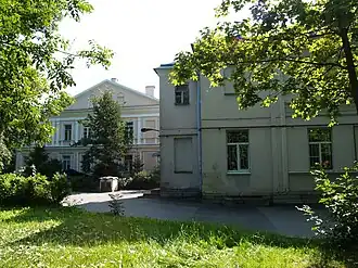 Усадьба Кокорева: главный дом (в глубине) и один из флигелей