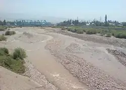 Карабау в июле, в городе Ангрен. На горизонте — железнодорожный мост