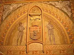 Герб Матиаша Корвина, охраняемый тяжелой пехотой Чёрной Армии. Церковь Матьяша, Будапешт. Поврежденная художественная реликвия была восстановлена в 1893 году