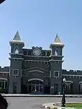 Ramoji Film City, расположенная в Хайдарабаде, вписана в Книгу рекордов Гиннесса как крупнейшая в мире киностудия.