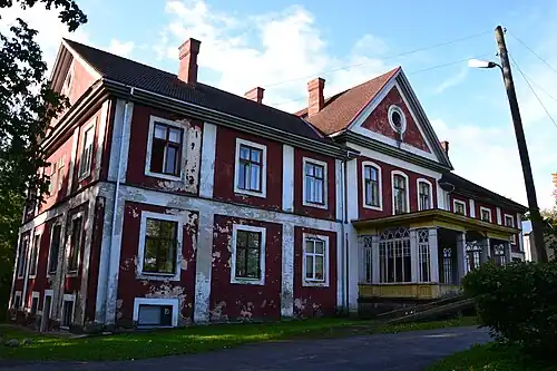 Передний фасад главного здания