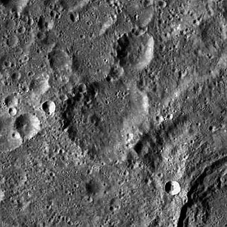 Снимок зонда Lunar Reconnaissance Orbiter. Кратер Ритц в центре снимка. В нижнем правом углу снимка видна часть кратера Склодовская.