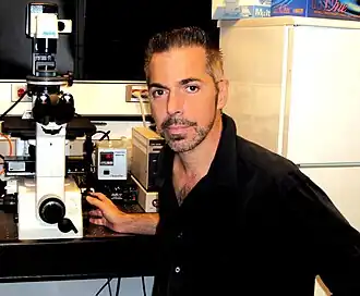 Р.П. Ланца в лаборатории в октябре 2009 г.