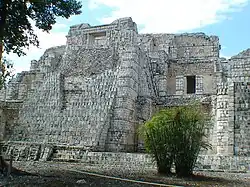 Фасад трёхэтажного дворца