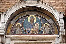 Мадонна с Младенцем и ангелы. Мозаика люнета южного портала церкви. XIV в.