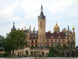 Вид на замок со стороны озера