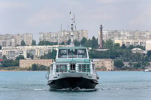 Городской катер подходит к причалу в Артиллерийской бухте, сзади видна Радиогорка.