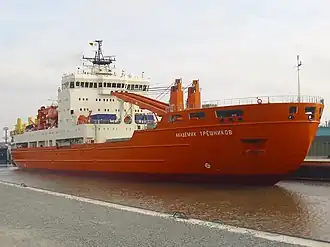 Академик Трёшников в шлюзе Кайзершлёйзе в Бремерхафене, Германия.