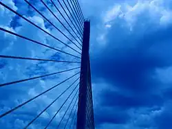 Вид снизу на главную опору моста