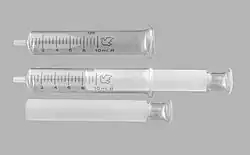 Стеклянные многоразовые шприцы типа Люэра с кончиком и поршнем из стекла применявшийся до широкого внедрения одноразовых пластиковых, в которых обычно использованы разновидности кончика типа Люэр