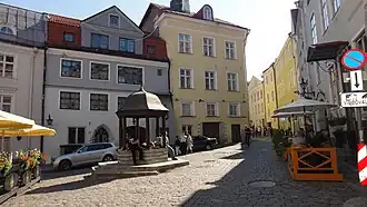 Улица Ратаскаэву и исторический колодец