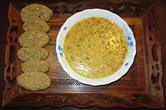 Тархана: заготовка (слева) и готовое блюдо (справа)