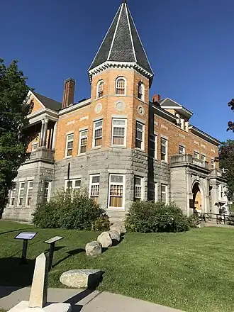 Государственная граница отмечена обелиском и рядом камней